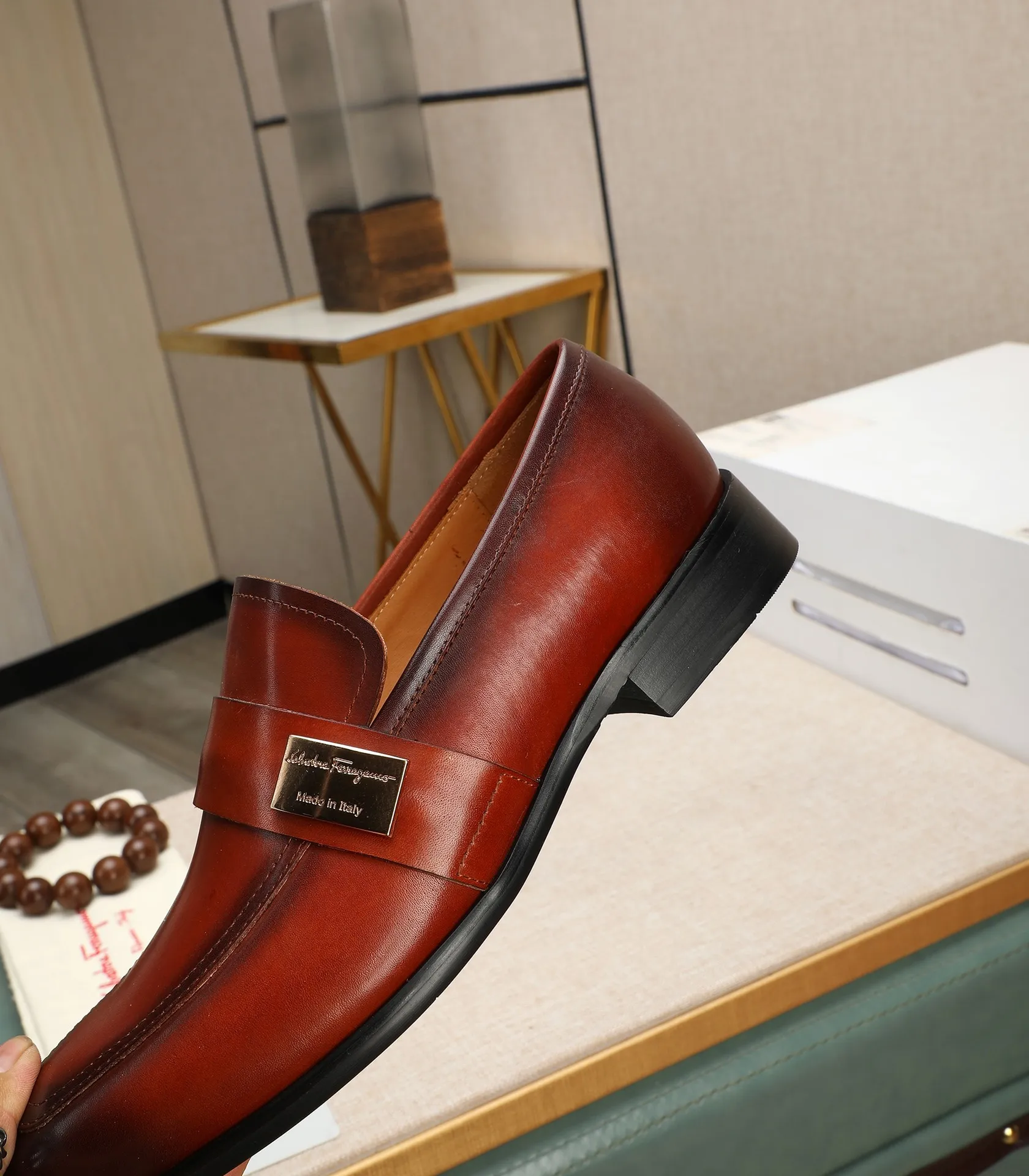 Men's shoes 💰540📛📛(water-dyed cowhide) Salvatore Ferragamo high-end (Salvatore Ferragamo) is the world's top luxury footwear brand. It comes from the fashion kingdom of Italy and is famous all over the world for its traditional handmade design and novel styles...🚶🏻🚶🏻New suit shoes are available simultaneously at the counter. This model is purely handmade. The fabric is imported from Italy's original first-layer cowhide. Soft water-dyed cowhide lining. Original authentic outsole🌀🌀Size: 38➖44 (45 customized)
